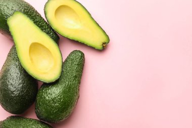 Pembe arka planda tüm avokadoları kestim. Metin için boşluk