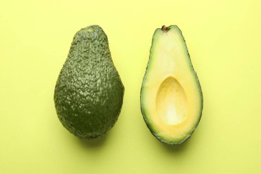 Avokadoların tamamı açık yeşil arkaplanda, düz yerde.