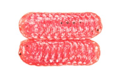 Beyaz arka planda baharatlı lezzetli tütsülenmiş sosis dilimleri.