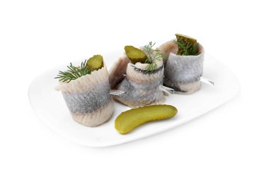 Turşulu ve dereotlu ringa börekleri beyazda izole edilmiş.