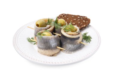 Beyaz arka planda zeytinli, dereotlu ve ekmekli lezzetli ringa dürümleri.