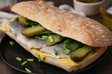Ringa balıklı, turşulu, yeşil soğanlı ve maydanozlu lezzetli sandviç.