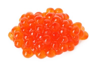 Beyaz üzerine izole edilmiş lezzetli kırmızı havyar yığını.