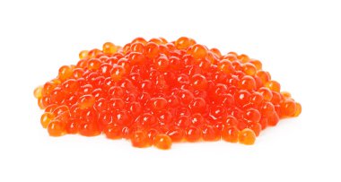 Beyaz üzerine izole edilmiş lezzetli kırmızı havyar yığını.