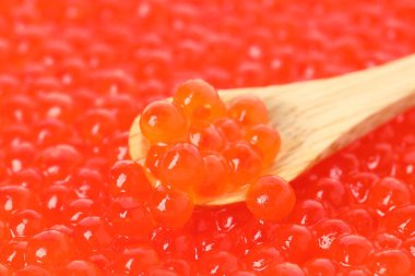 Arka plan olarak lezzetli kırmızı havyar ve kaşık, yakın görüntü