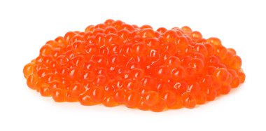 Beyaz üzerine izole edilmiş lezzetli kırmızı havyar yığını.