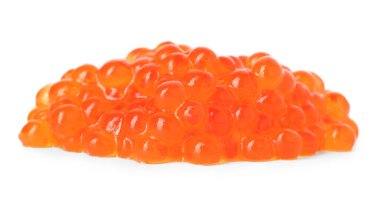 Beyaz üzerine izole edilmiş lezzetli kırmızı havyar yığını.