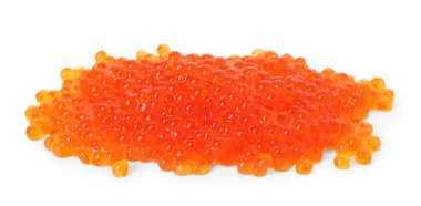 Beyaz üzerine izole edilmiş lezzetli kırmızı havyar yığını.