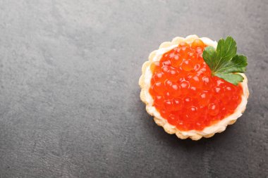 Gri masadaki kırmızı havyarlı nefis bir kanepe. Metin için boşluk