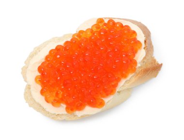 Kırmızı havyarlı leziz sandviç beyaza izole edilmiş, üst manzara