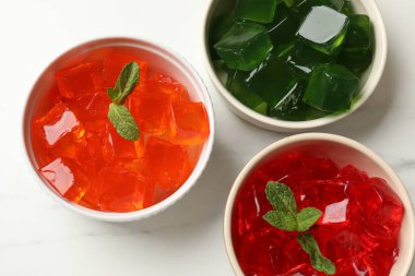 Farklı jöle küpleri beyaz mermer masa üzerinde, düz yatıyordu.