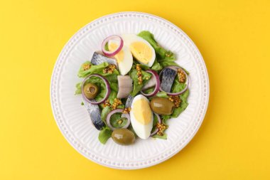 Ringa balıklı, yumurtalı, hardallı ve sebzeli nefis salata.