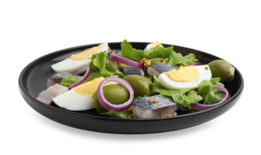 Beyaz arka planda ringa balığı, yumurta, hardal ve sebzeli lezzetli salata.