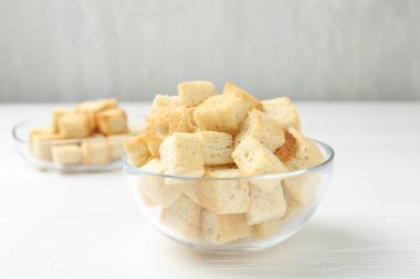 Beyaz ahşap masanın üzerinde çıtır çıtır çıtır çıtır çıtırlar, yakın plan.