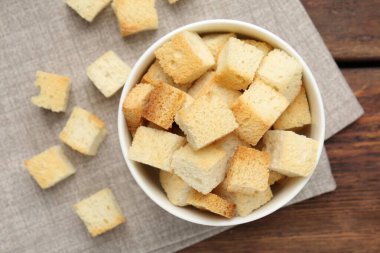 Tahta masanın üzerinde çıtır çıtır çıtır çıtır kızarmış ekmek.