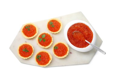 Kırmızı havyarlı tartlar ve maydanozlar beyaza izole edilmiş.