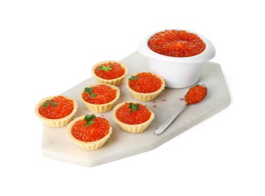 Kırmızı havyarlı tart ve maydanozlu beyaz üzerine izole edilmiş