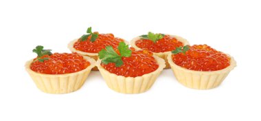 Kırmızı havyarlı tart ve maydanozlu beyaz üzerine izole edilmiş