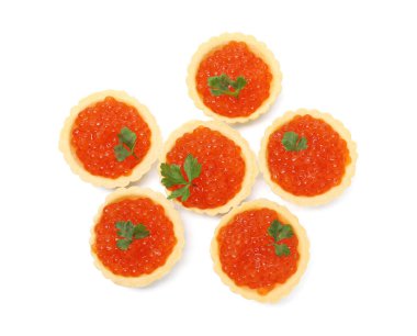 Kırmızı havyarlı tartlar ve maydanozlar beyaza izole edilmiş.