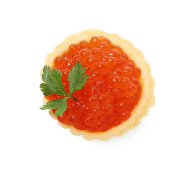 Kırmızı havyarlı tart ve maydanoz beyaza izole edilmiş.