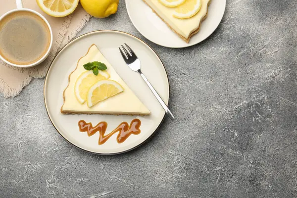Gri desenli masada servis edilen leziz limonlu cheesecake parçaları. Metin için boşluk