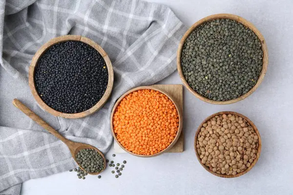 Aydınlık masada farklı mercimek türleri, düz yatış