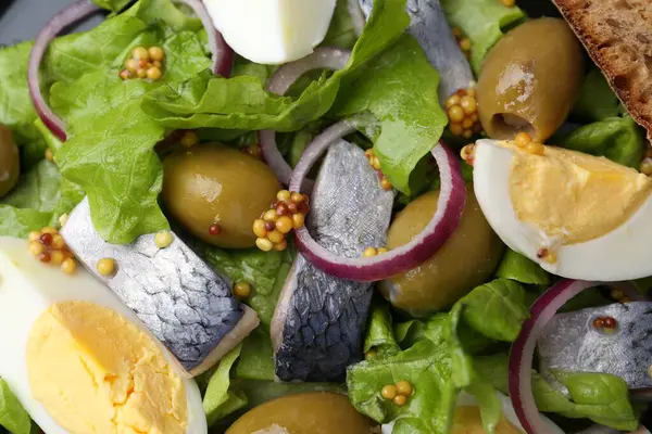 Ringa balığı, yumurta, hardal ve sebzeli nefis salata.