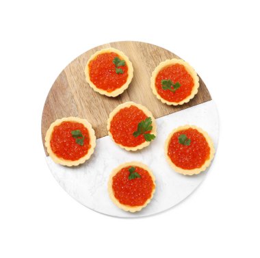 Kırmızı havyarlı tartlar ve maydanozlar beyaza izole edilmiş.