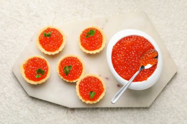 Kırmızı havyarlı turta ve bej arka planda maydanoz.