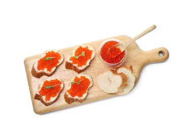 Kırmızı havyarlı sandviçler ve beyaz üzerine izole edilmiş mikro yeşiller.