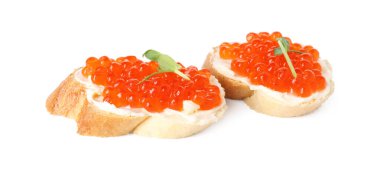 Kırmızı havyarlı sandviçler ve beyaz üzerine izole edilmiş mikro yeşiller.