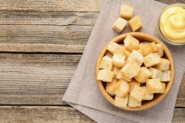 Tabakta çıtır çıtır ekmek ve ahşap masada sos. Metin için boşluk