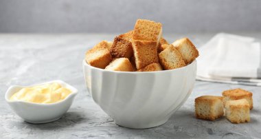 Gri desenli masada çıtır kıtır ekmek ve sos. Yakın plan.