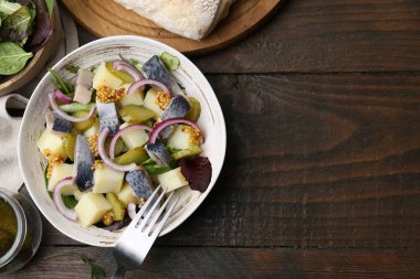 Ringa balıklı nefis salata ve ahşap masada servis edilen sebzeler. Metin için boşluk