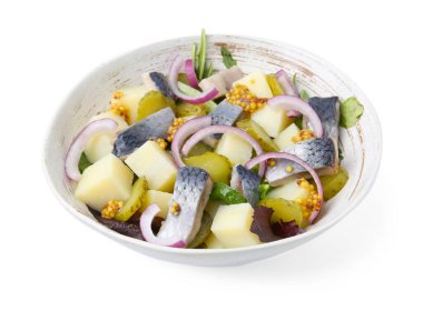 Ringa balıklı, sebzeli ve hardallı nefis salata.