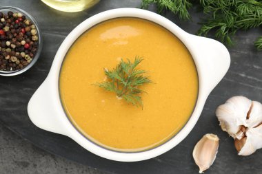 Gri masadaki dereotlu lezzetli mercimek kremalı çorba.