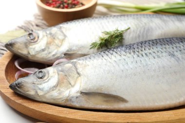 Tuzlu ringa balıkları ve baharatlar masada, yakın plan.