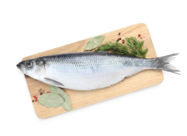 Beyaz arka planda tuzlu ringa balığı ve baharatlar, üst görünüm