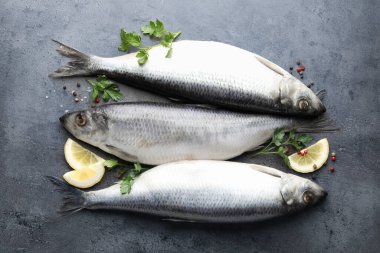Tuzlu ringa balıkları ve baharatlar gri masada, düz yatıyordu.