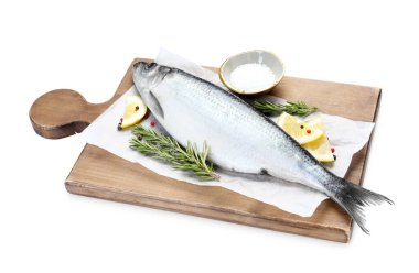 Beyaz arka planda tuzlanmış ringa balığı ve baharatlar