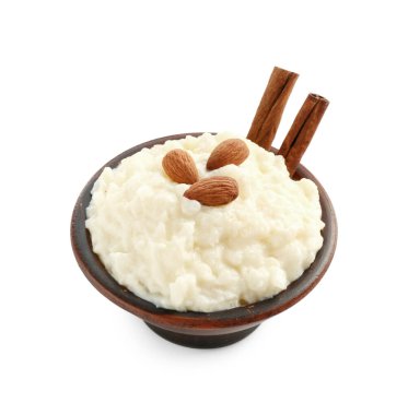 Beyaz üzerine izole edilmiş badem ve tarçın çubuklu lezzetli sütlaç.