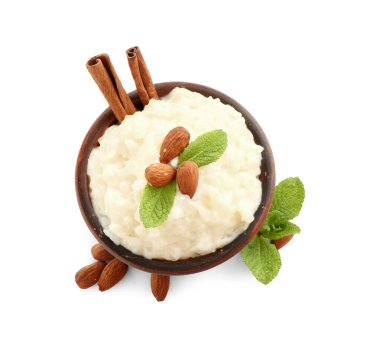 Bademli lezzetli sütlaç, nane ve tarçın çubukları beyaza izole edilmiş.