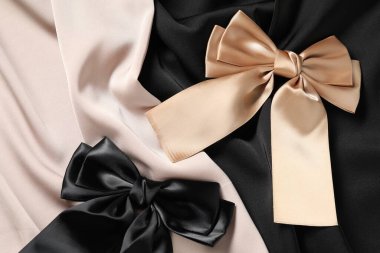 Kumaşlarda güzel saç fiyonkları, düz yatış