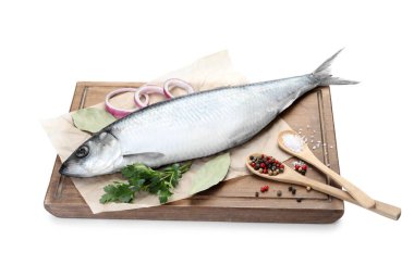 Beyaz arka planda tuzlanmış ringa balığı ve baharatlar