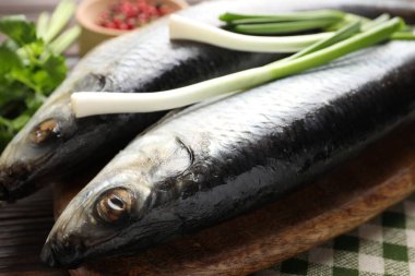 Tuzlu ringa balıkları ve baharatlar masada, yakın plan.