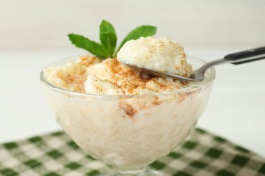 Sofrada leziz sütlaç yiyorum, yakın plan.