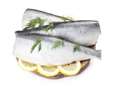 Dereotu ve limon dilimli lezzetli ringa filetoları beyaz üzerine izole edilmiş.