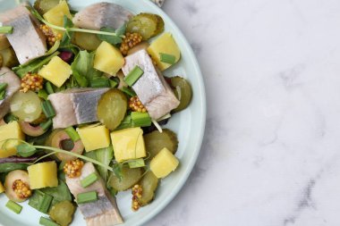 Beyaz mermer masada ringa balıklı nefis salata, üst manzara. Metin için boşluk