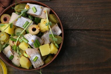 Tahta masada ringa balığıyla nefis bir salata, üst manzara. Metin için boşluk