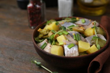 Tahta masada ringa balıklı leziz salata, yakın plan.